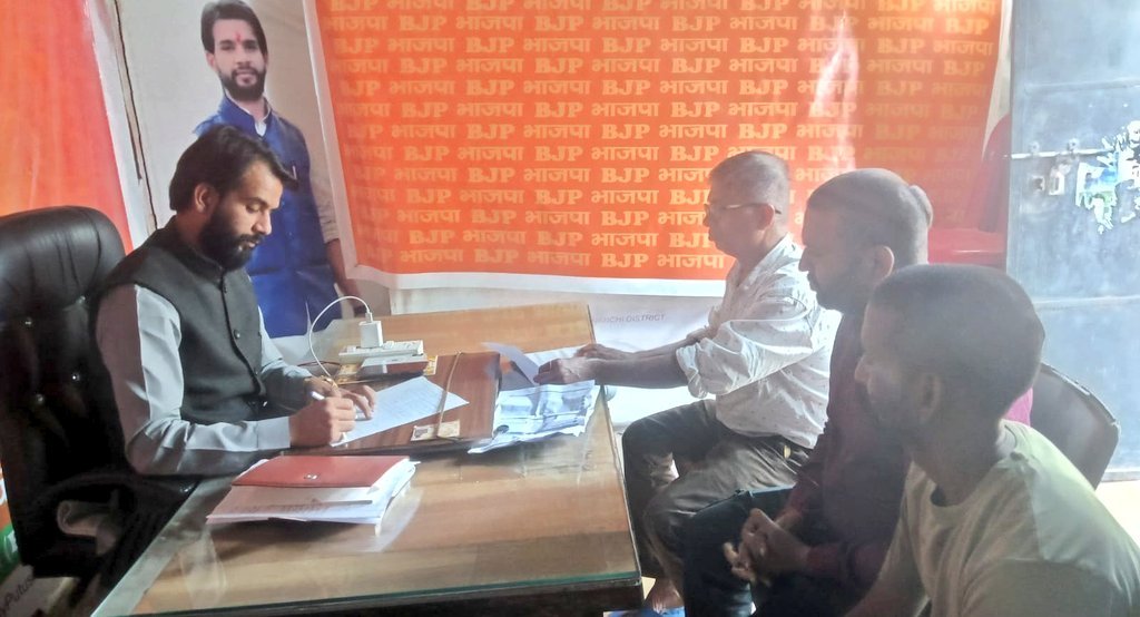 धनंजय कुमार पुटूस के जनता दरबार में 12 वर्षों से लंबित राशन समस्या का हुआ समाधान