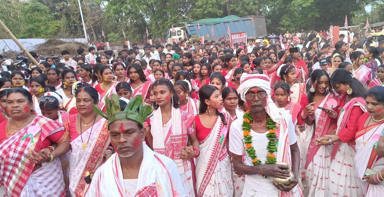 भुरकुंडा में प्रकृति पर्व सरहुल को लेकर मांदर की थाप पर थिरके युवक युवतियां