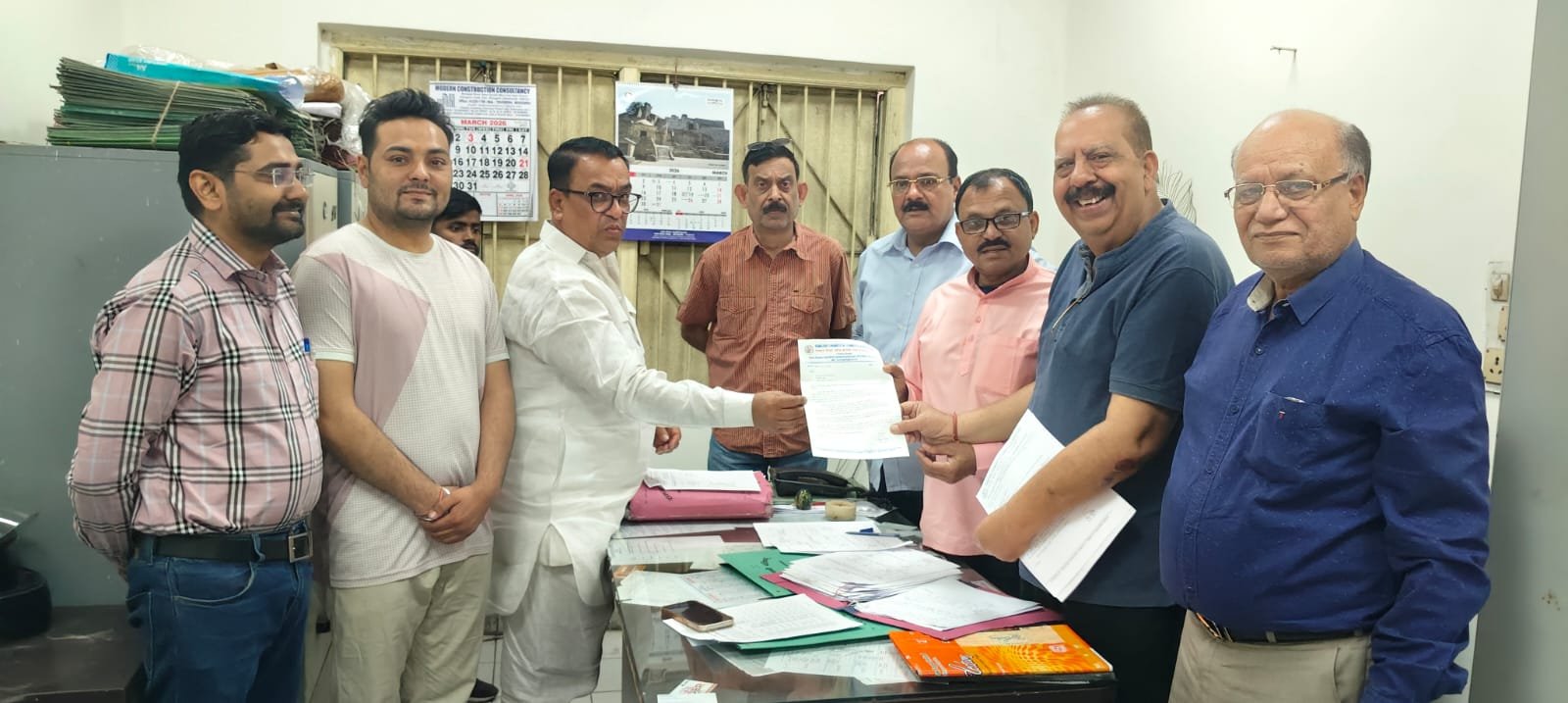 भगवान बिरसा मुंडा बस टर्मिनल रामगढ़ का शीघ्र संचालन सुनिश्चित करने को लेकर चेंबर ने अधिशासी अधिकारी को सौप आवेदन