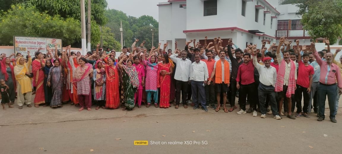 जनता नगर से हटने का आम सूचना जारी होने के बाद आक्रोशित हुए लोग