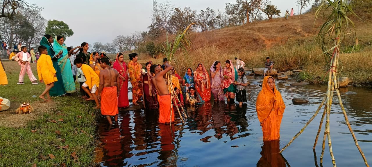लोक आस्था का महापर्व चैती छठ को ले व्रतियों ने अस्ताचलगामी भगवान सूर्य को दिया अर्घ