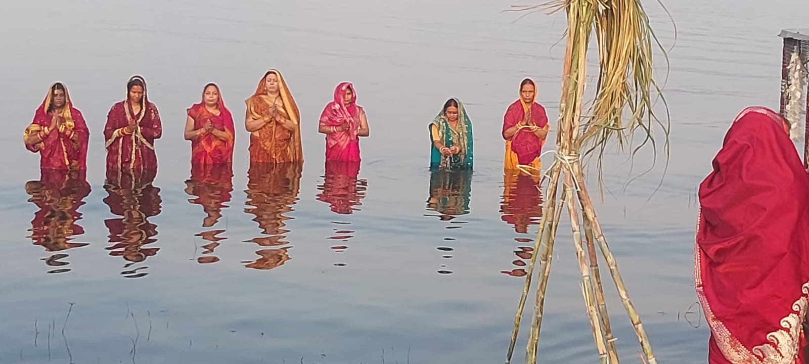 छठव्रतियों ने अस्ताचलगामी भगवान सूर्य को दिया पहला अर्ध्य