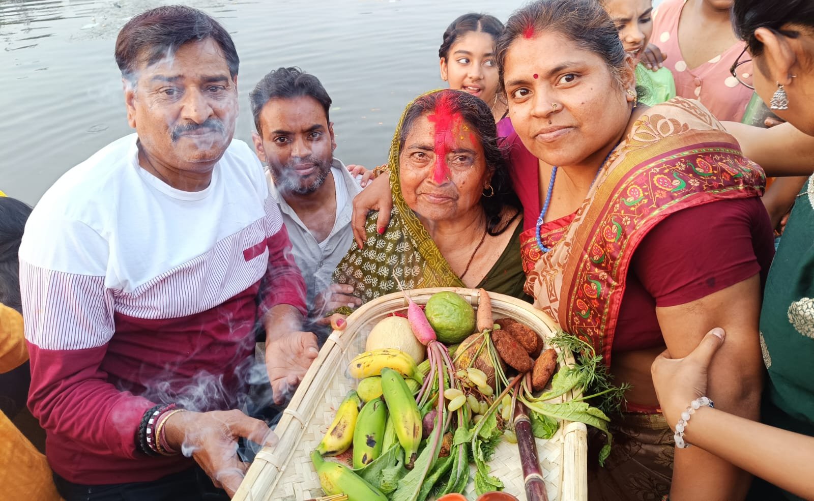 आस्था का चार दिवसीय महापर्व चैती छठ के तीसरे दिन छठ व्रतियों ने अस्ताचलगामी सूर्य को अर्घ्य दिया