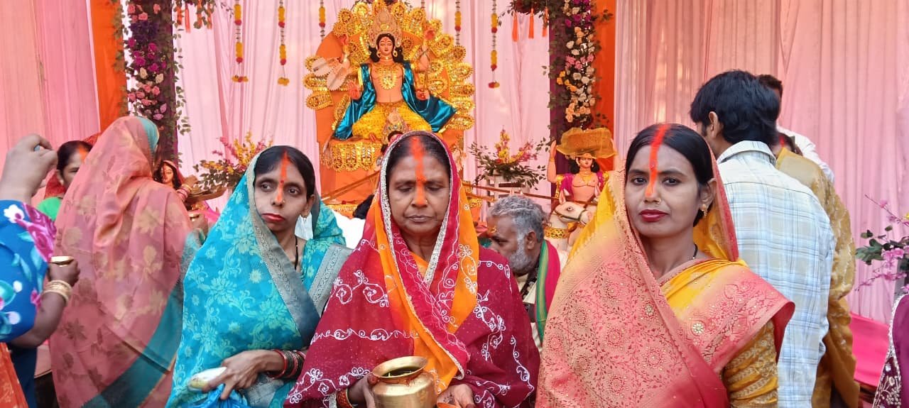 छठ व्रतियों ने उगते भगवान भास्कर को दिया अर्घ्य