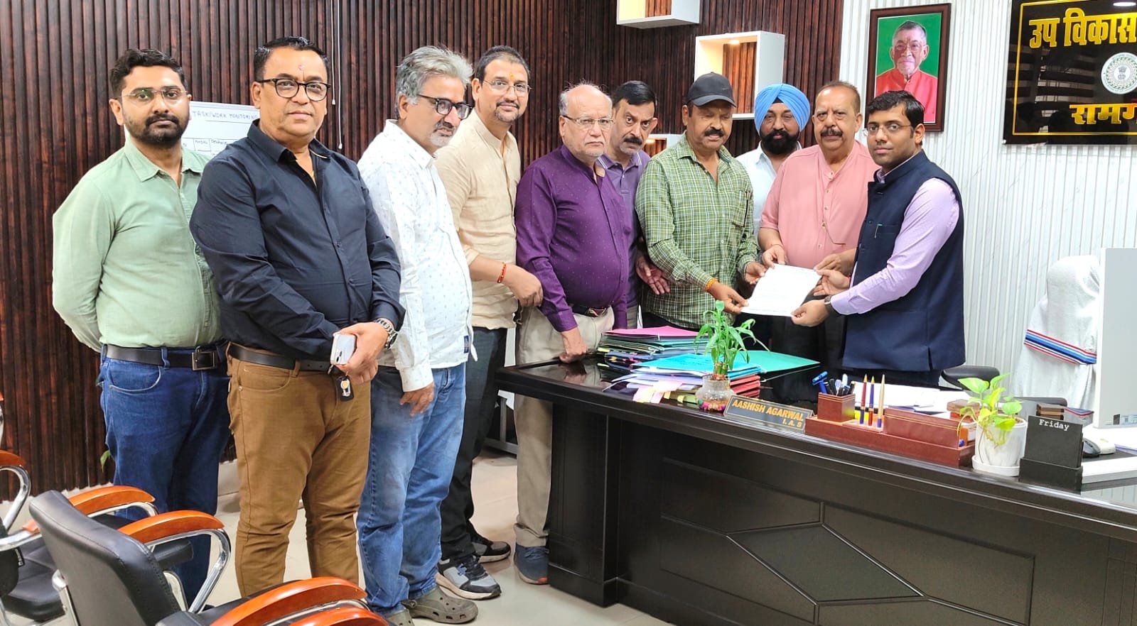 कमर्शियल गैस संकट को लेकर रामगढ़ चैंबर्स ऑफ कॉमर्स एंड इंडस्ट्रीज ने उपायुक्त को सौंपा ज्ञापन