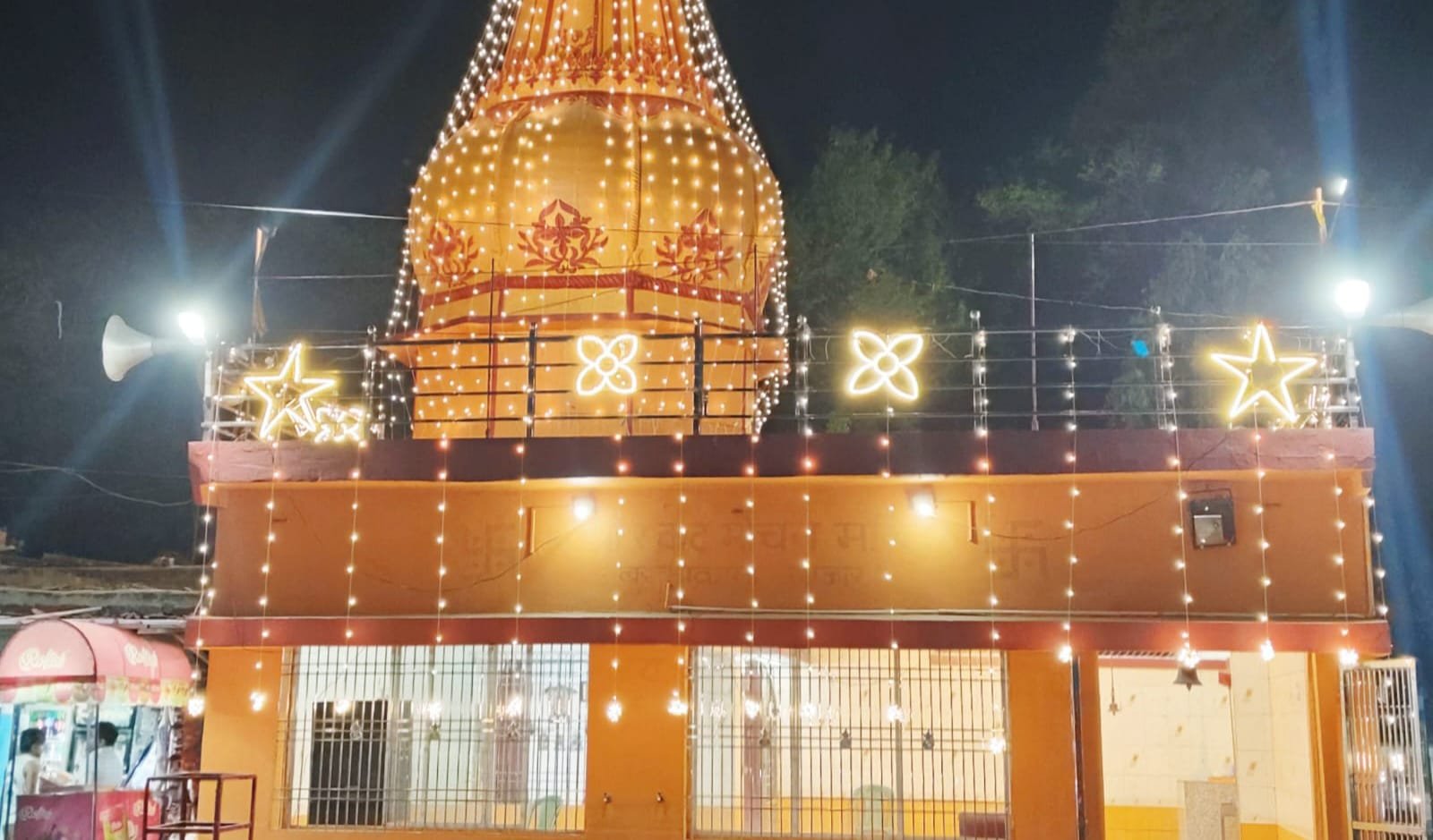 आकर्षक विद्युत सज्जा से सजाया गया बरकाकाना प्राचीन हनुमान मंदिर