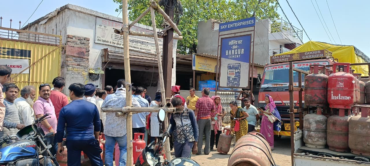 रसोई गैस को लेकर महिला ने काटा बवाल