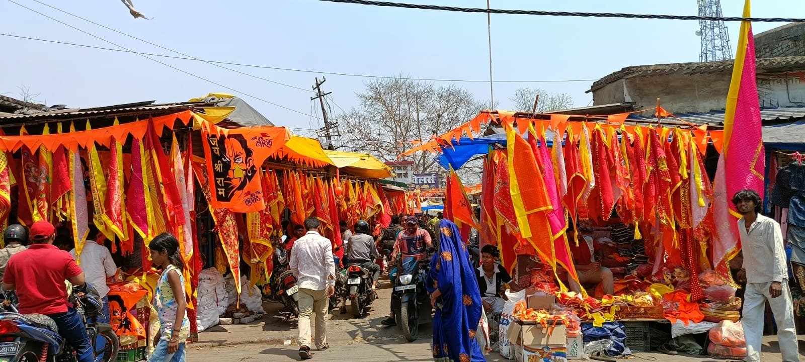 महावीरी पताकों से पटा भुरकुंडा, भक्तो ने जमकर की खरीददारी, भव्य मेला कल