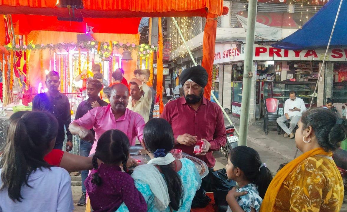 रामनवमी पर रामगढ़ में जनसेवा की अनोखी मिसाल: जुलूस मार्गों पर जगह-जगह गुड़-चना