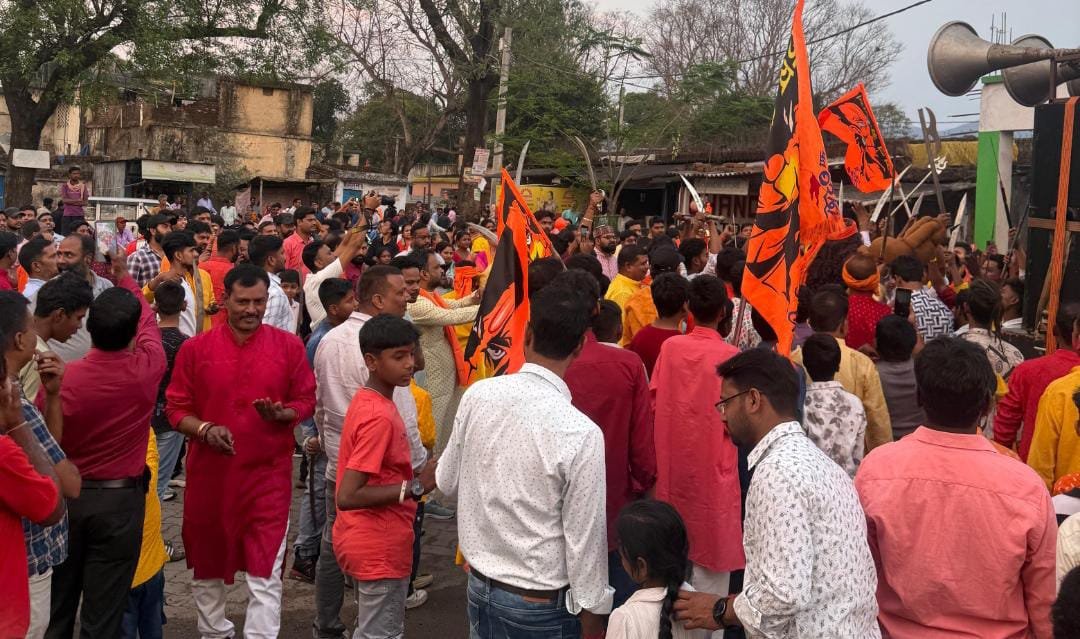 फूलों की बारिश से गूंजा भाईचारा: बरकाकाना के रामनवमी जुलूस में दुर्गी में मुस्लिम समुदाय का स्वागत