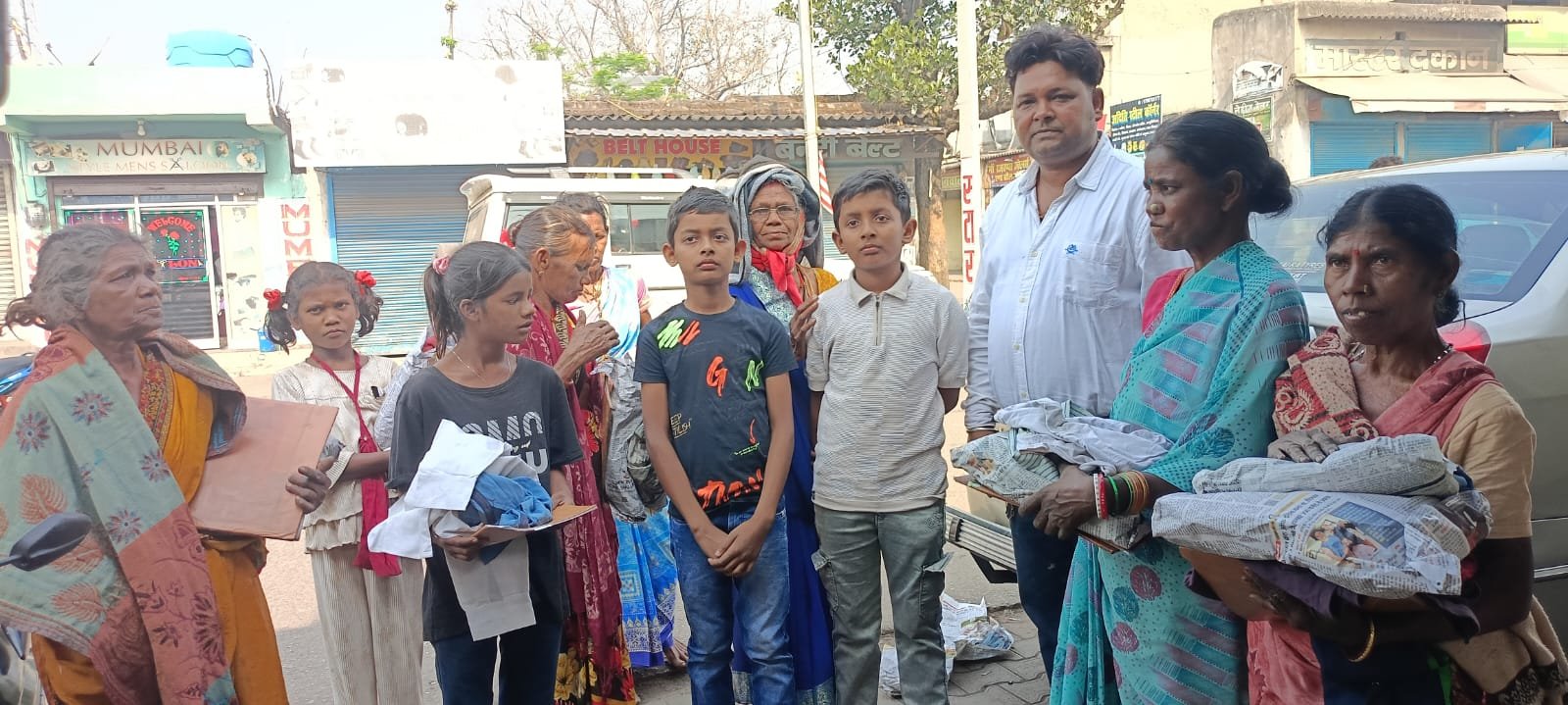 भुरकुंडा बाजार में जरूरतमंदों के बीच शिक्षा व वस्त्र वितरण