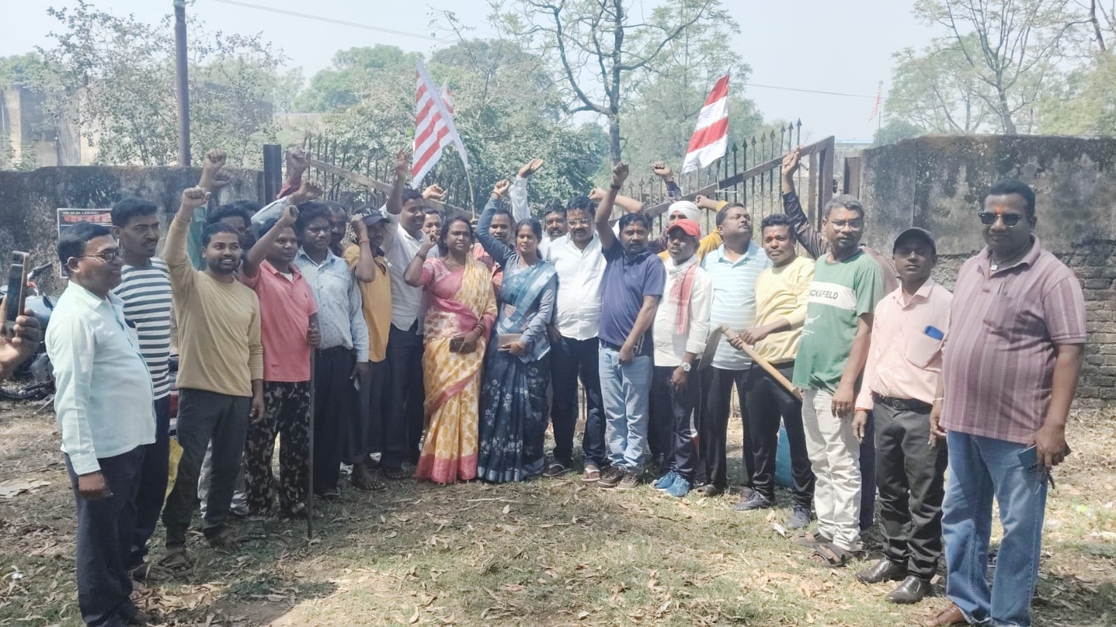 सीसीएल के बंद पड़े कोयला डिपो में आदिवासी समाज ने किया सरना झंडा गड़ी