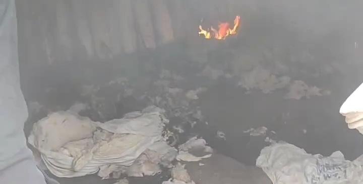 झारखंड स्टोर के रुई गोदाम में लगी आग