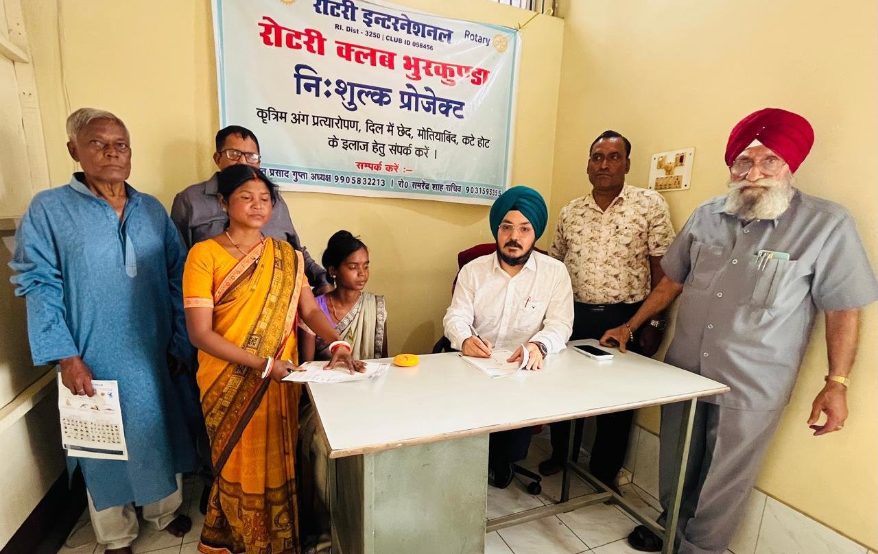 रोटरी क्लब ऑफ़ भुरकुंडा के द्वारा भारत मेडिकल हॉल में निःशुल्क जाँच शिविर
