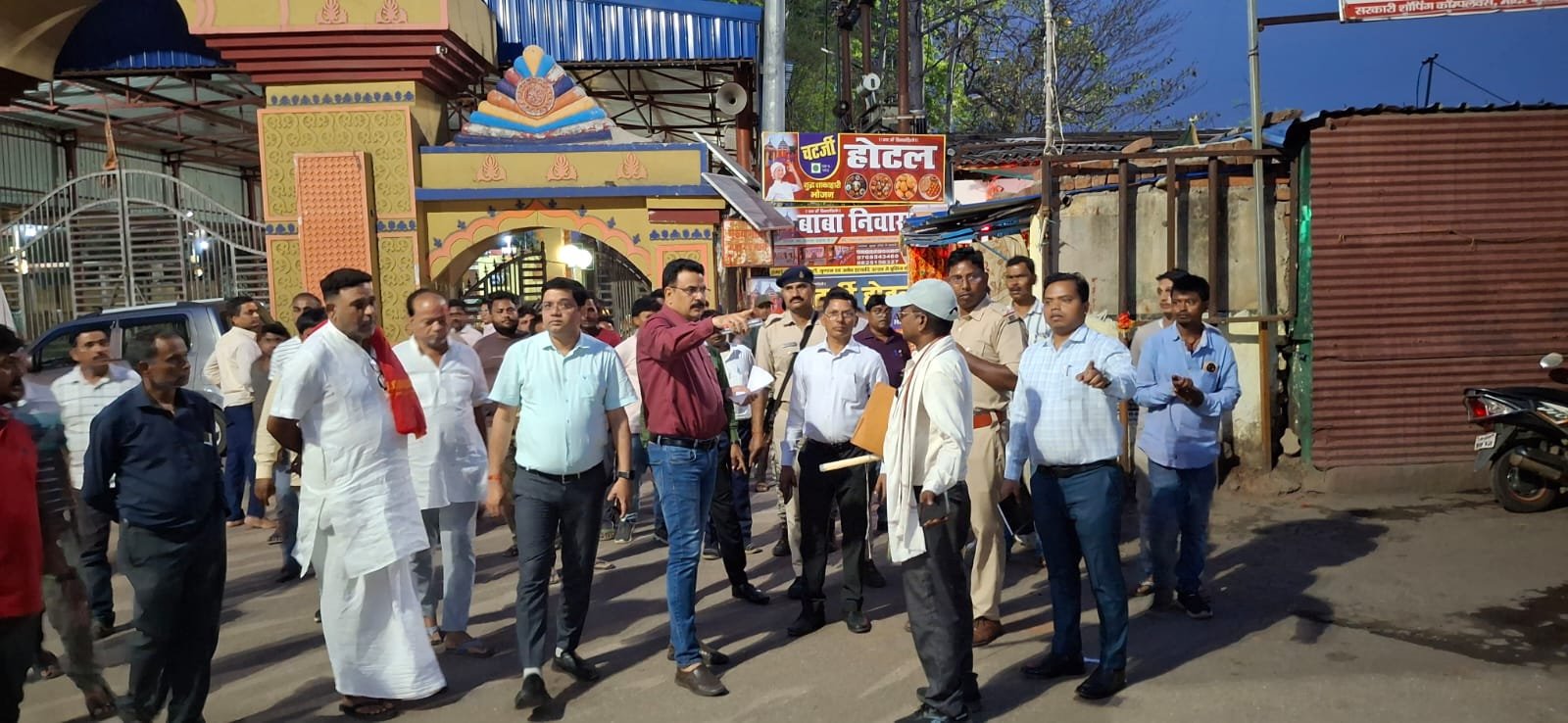 रजरप्पा मंदिर परिसर में अतिक्रमण हटाने को लेकर प्रशासन की कार्रवाई