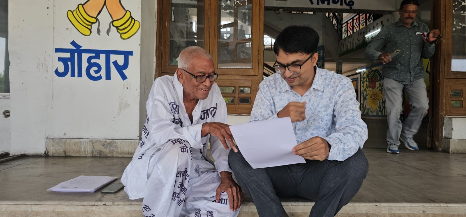 जन समस्याओं को लेकर धरने पर बैठे पूर्व विधायक से उपायुक्त ने की वार्ता