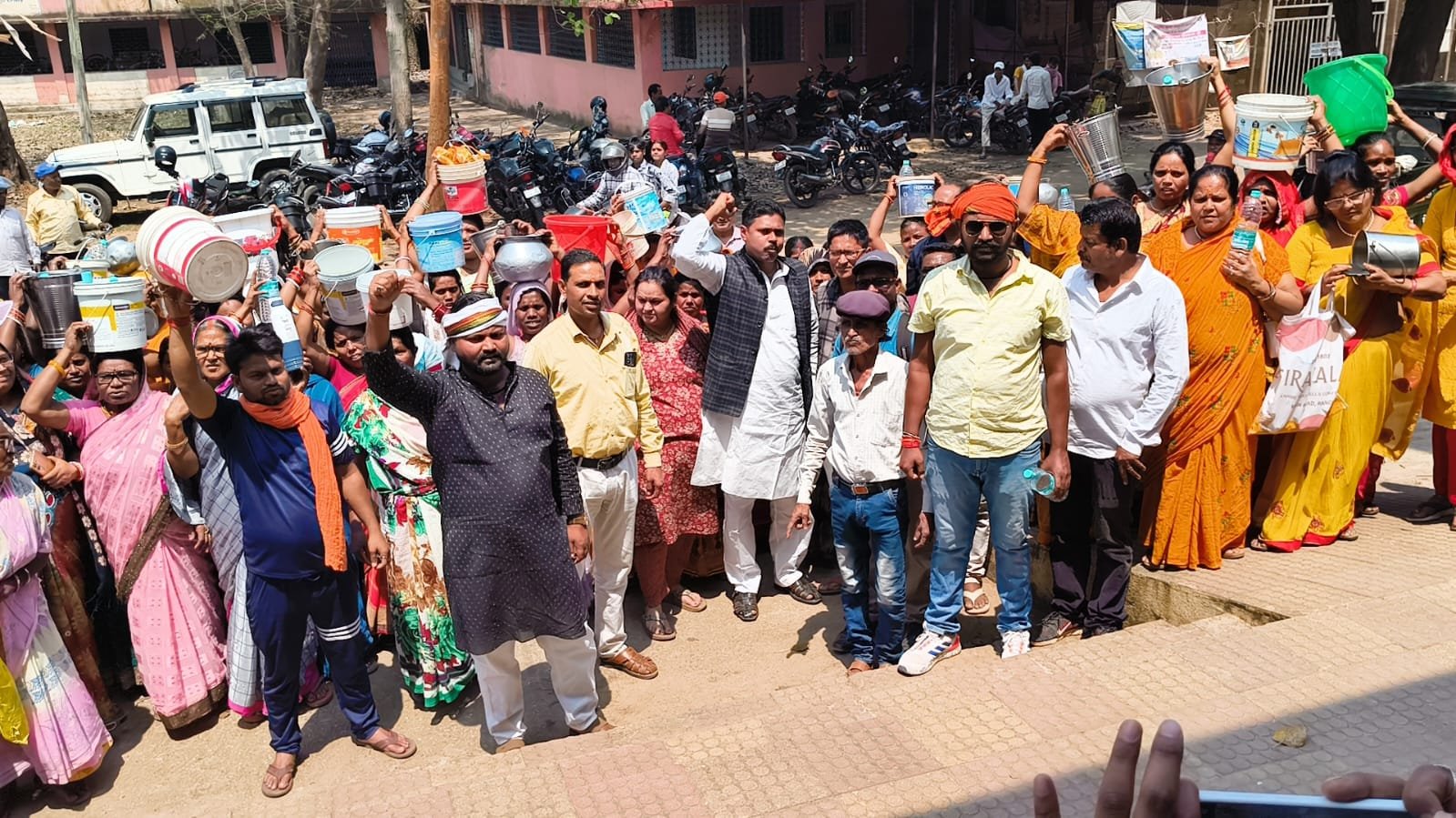 पतरातू प्रखंड मुख्यालय में सैकड़ो ग्रामीण पानी की समस्या को लेकर बाल्टी,डेकची व बर्तन लेकर पहुंचे