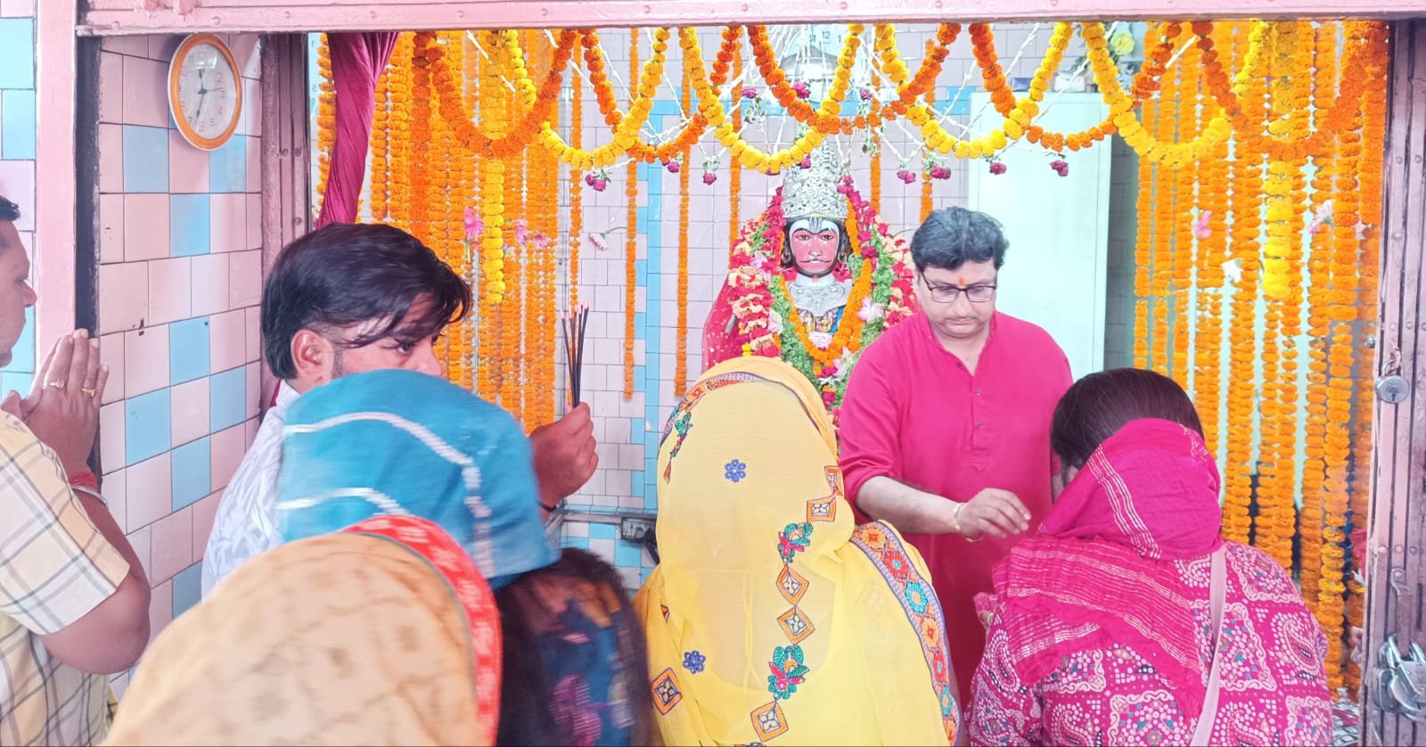 श्री हनुमान जयंती के अवसर पर हनुमान मंदिरों में श्रद्धालुओं की भीड़