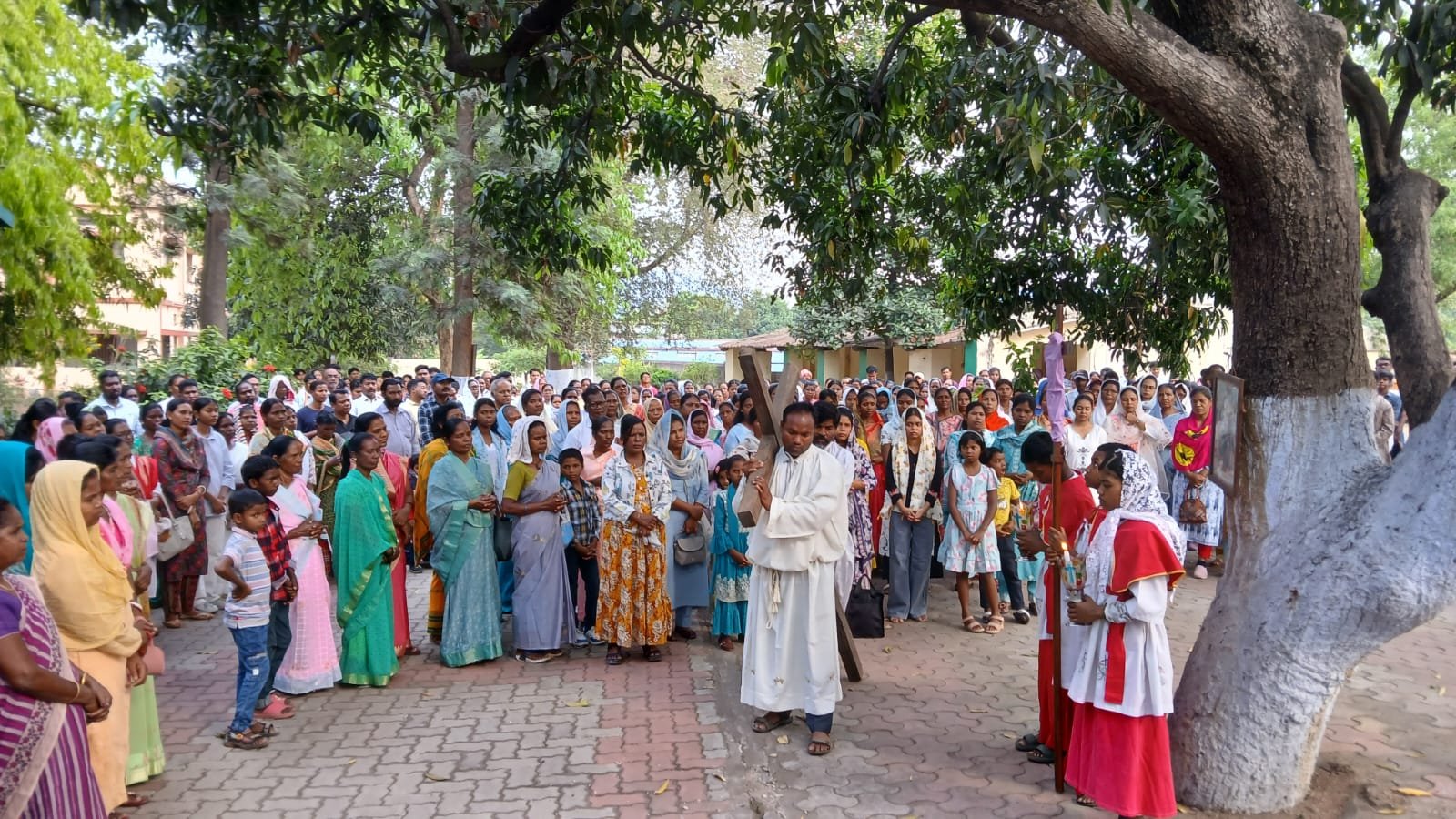 भुरकुंडा कौथिलक आश्रम स्कूल में गुड फ्राइडे को लेकर चर्च में जाकर विशेष प्रार्थना की