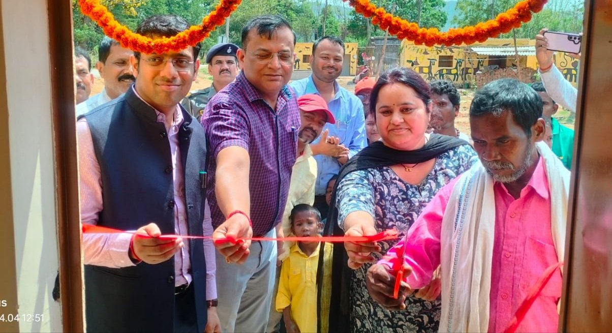 सीएसआर के तहत जर्जर आवासों का हुआ जीर्णोद्धार,बिरहोर परिवारों में खुशी का माहौल