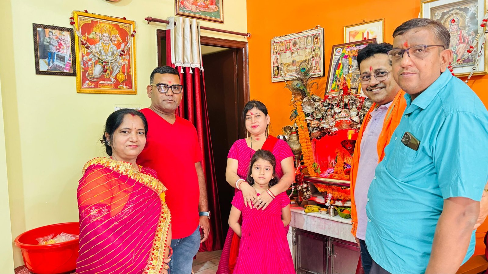 श्री हनुमान जयंती के अवसर पर हनुमान मंदिरों में श्रद्धालुओं की भीड़