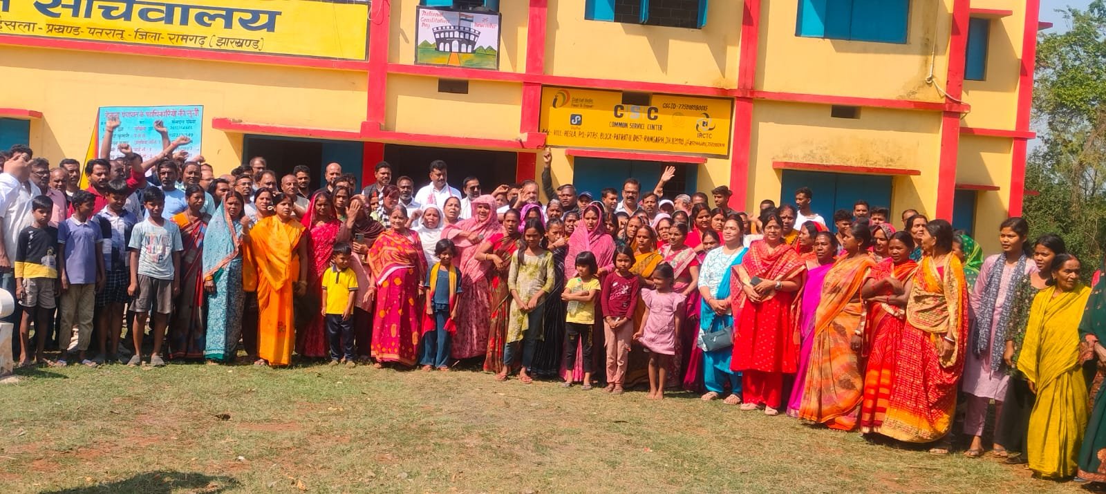 हेसला पंचायत सचिवालय परिसर में ग्रामीणों की हुई बैठक