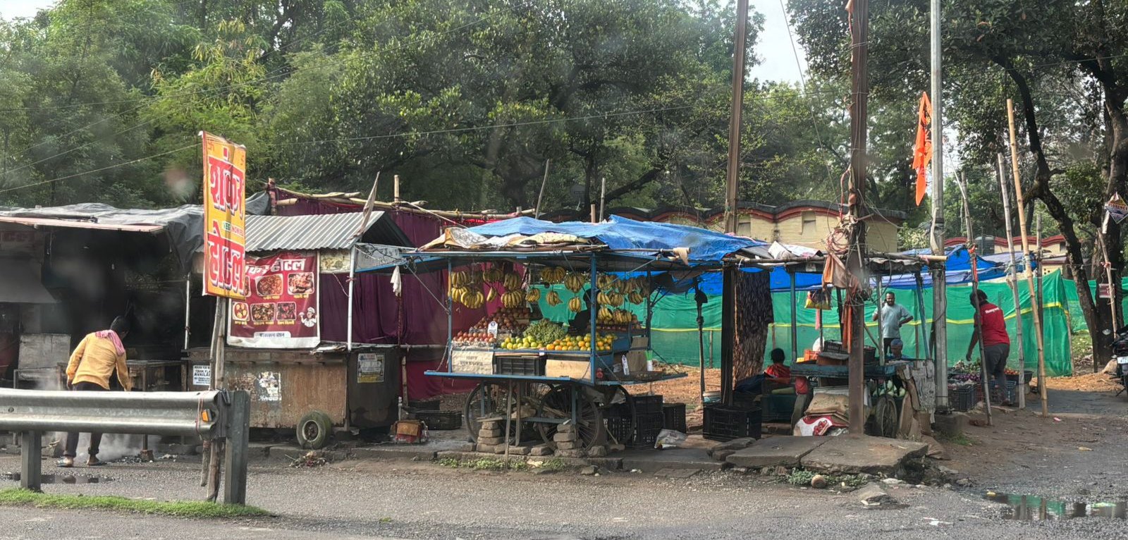 रेलवे क्वार्टर के आसपास खाली पड़े जमीन पर दुकान लगाकर किया जा रहा है अतिक्रमण