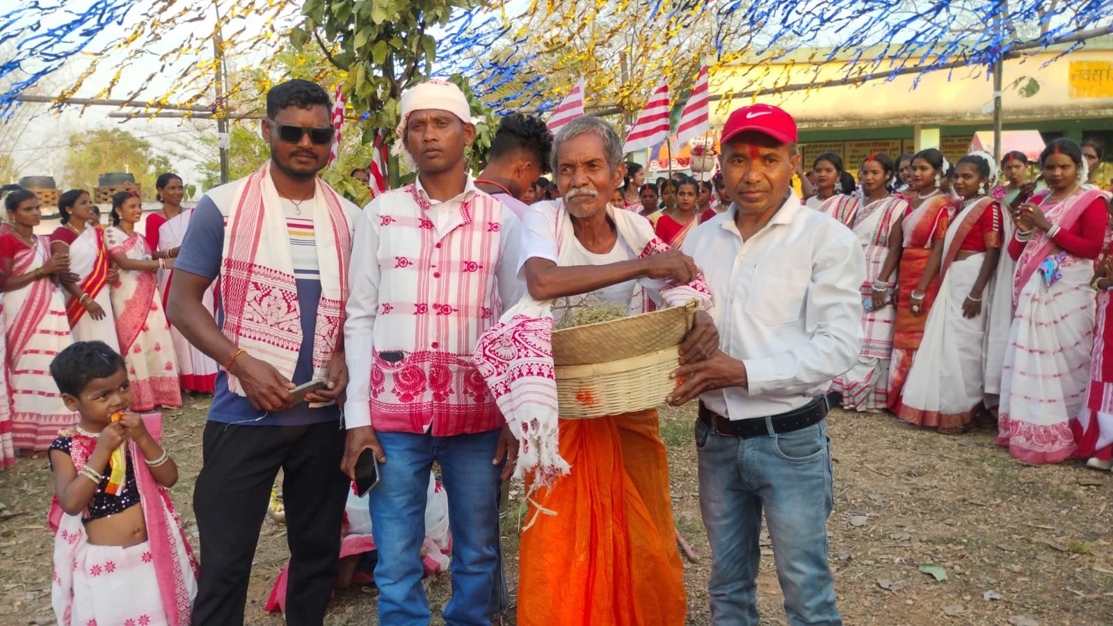 ग्रामीणों ने प्रकृति पर्व सरहुल मनाया, ढोल,नगाड़े,बाजे के साथ पूरे गांव में भ्रमण किया,ग्रामीण खूब थिरके