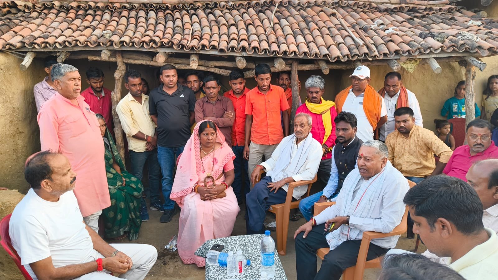 सांसद कालीचरण सिंह ने सुरेंद्र यादव के बच्चे के विवाह के लिए ₹1 लाख का सहयोग प्रदान किया