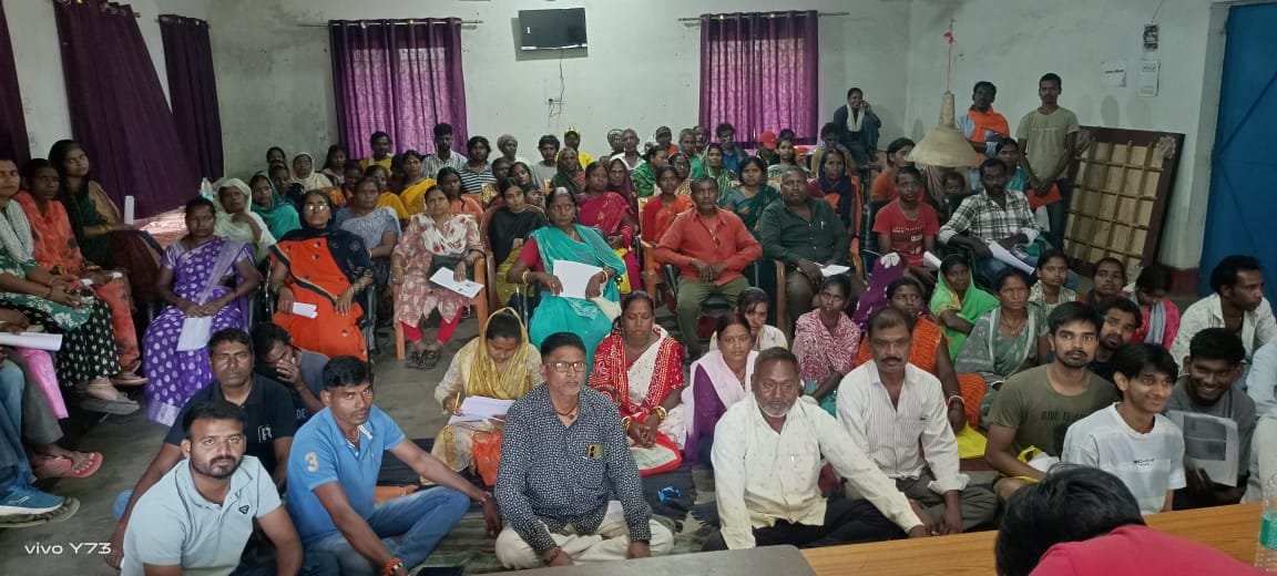 पतरातू के हेसला पंचायत सचिवालय परिसर में ग्रामीण और कालोनीवासियों की हुई आमसभा