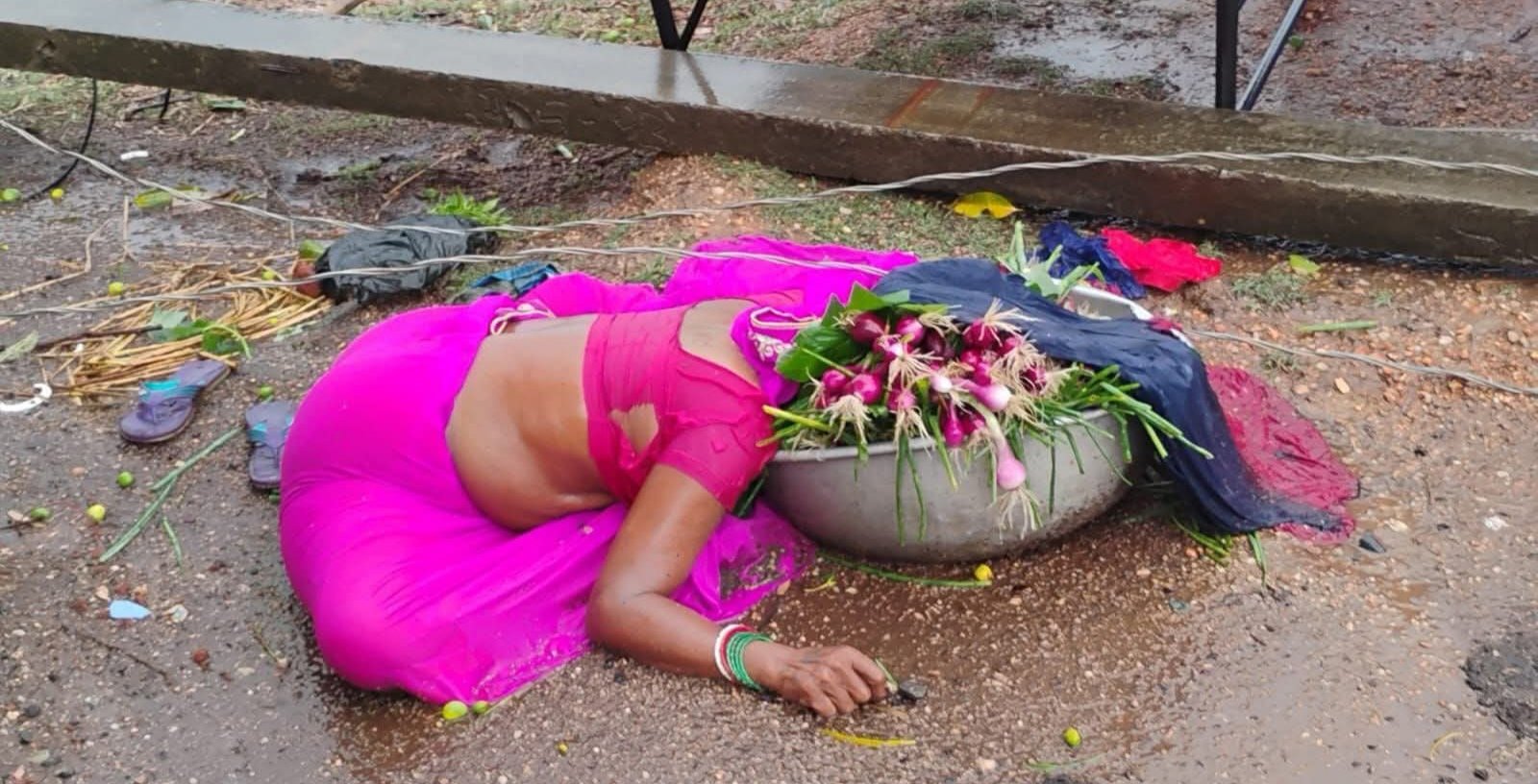 बिजली का पोल गिरने से महिला की मौत,सांसद ने की मुआवजे की मांग