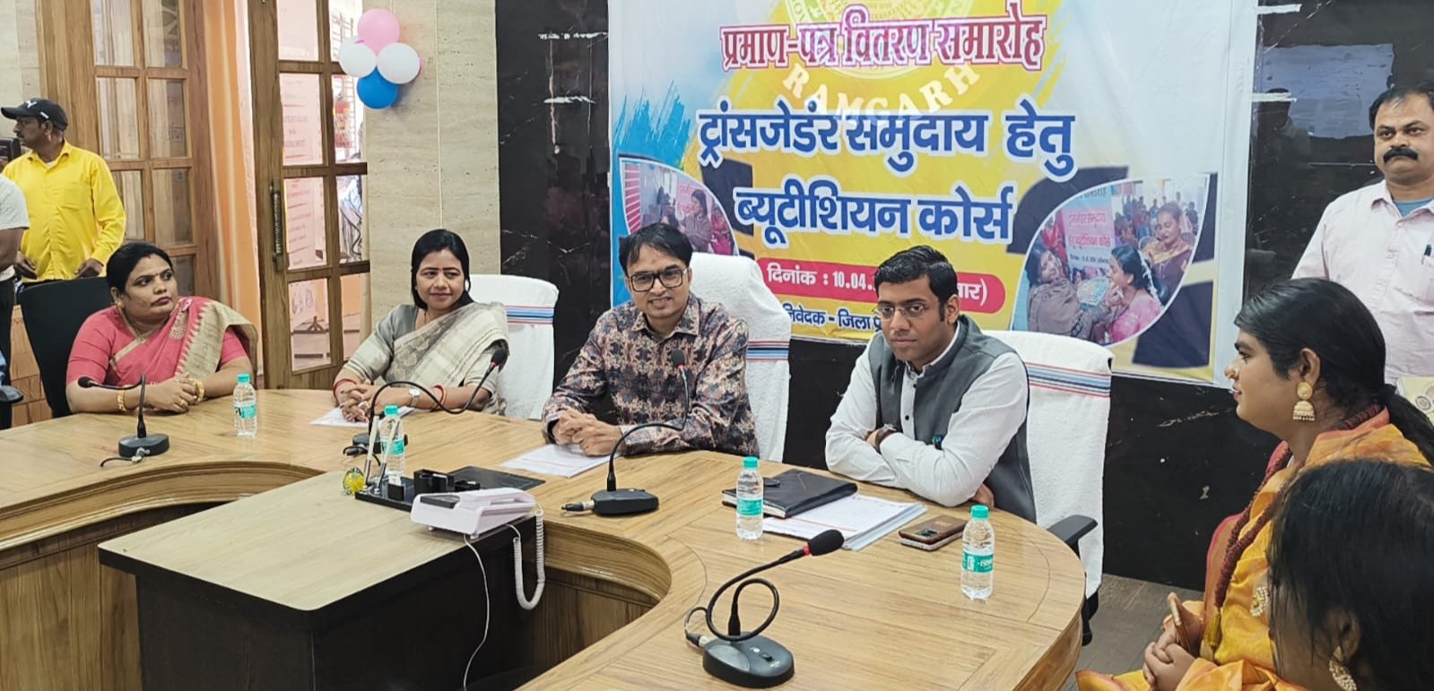 ट्रांसजेंडर समुदाय के लिए आयोजित ब्यूटीशियन प्रशिक्षण के प्रतिभागियों के बीच प्रमाण-पत्र का वितरण