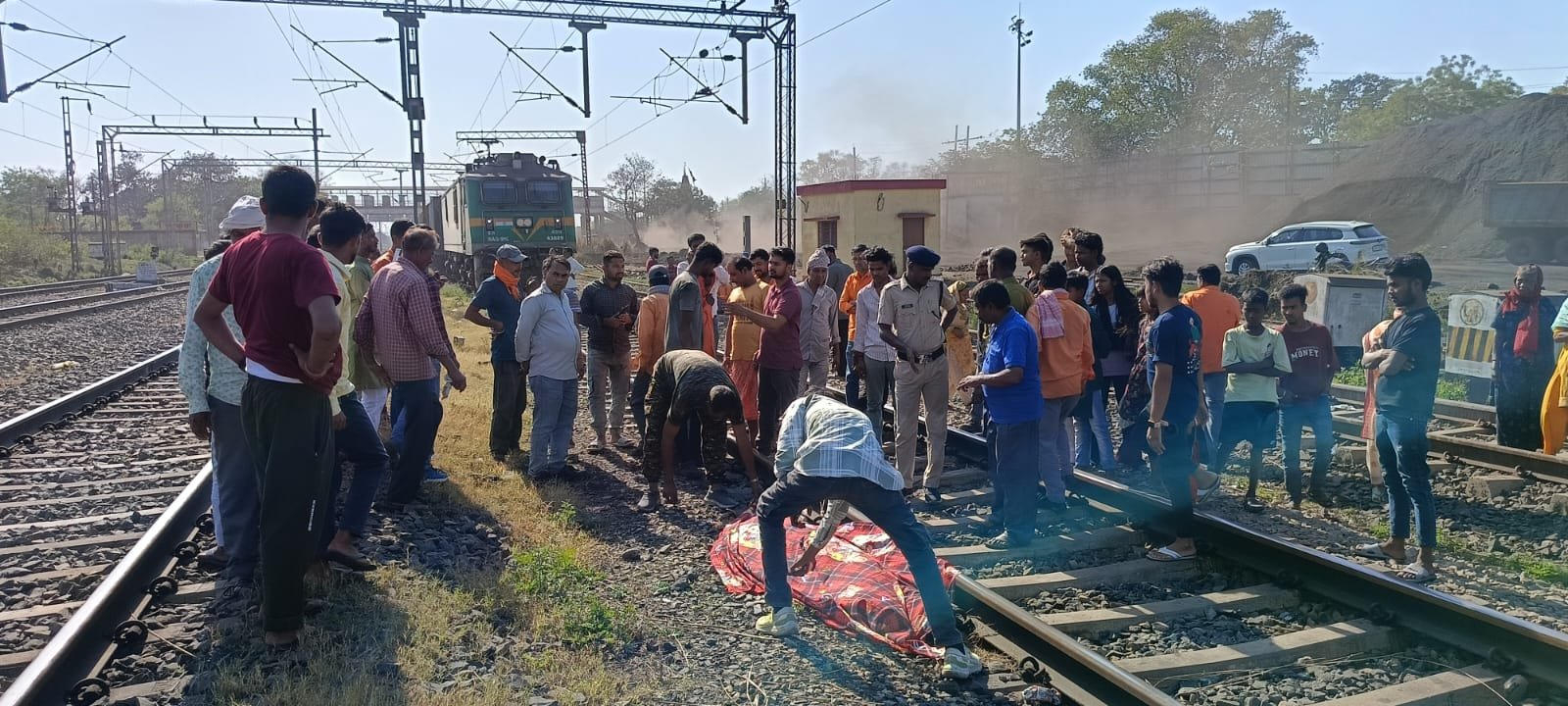 भुरकुंडा स्टेशन समीप ट्रेन की चपेट में आने से रेलवे कर्मचारी की मौत