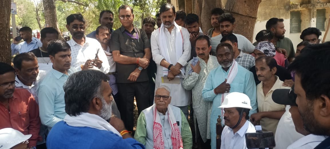 पतरातू में पुनर्वास की मांग को लेकर पूर्व केंद्रीय मंत्री यशवंत सिन्हा धरने पर बैठे