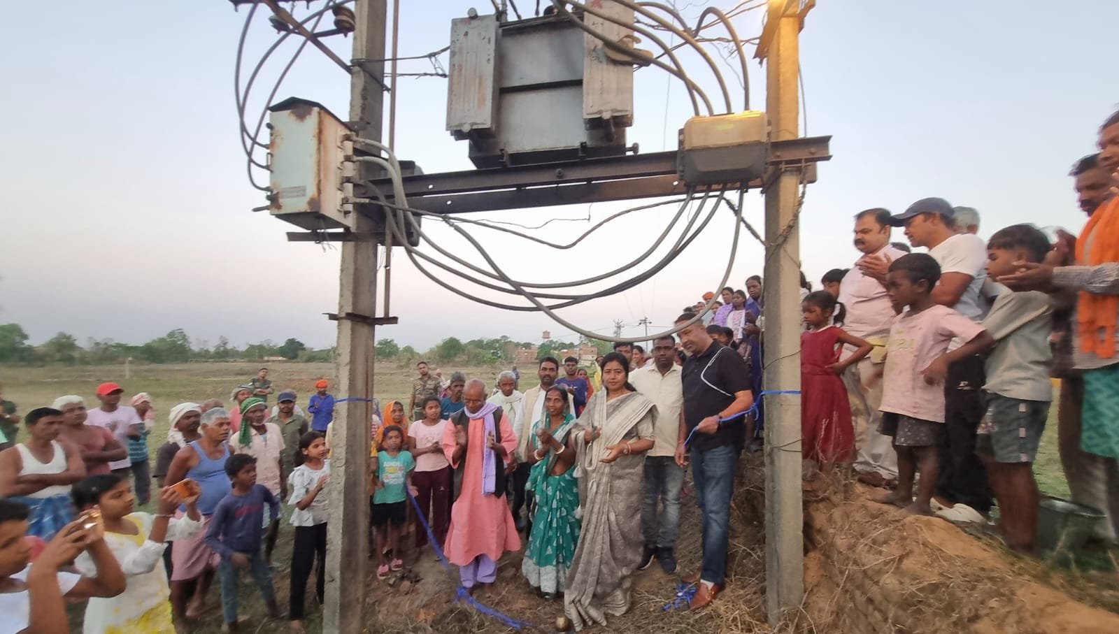 ग्रामीणों की मांग पर विधायक ने बिजली ट्रांसफार्मर उपलब्ध कराया