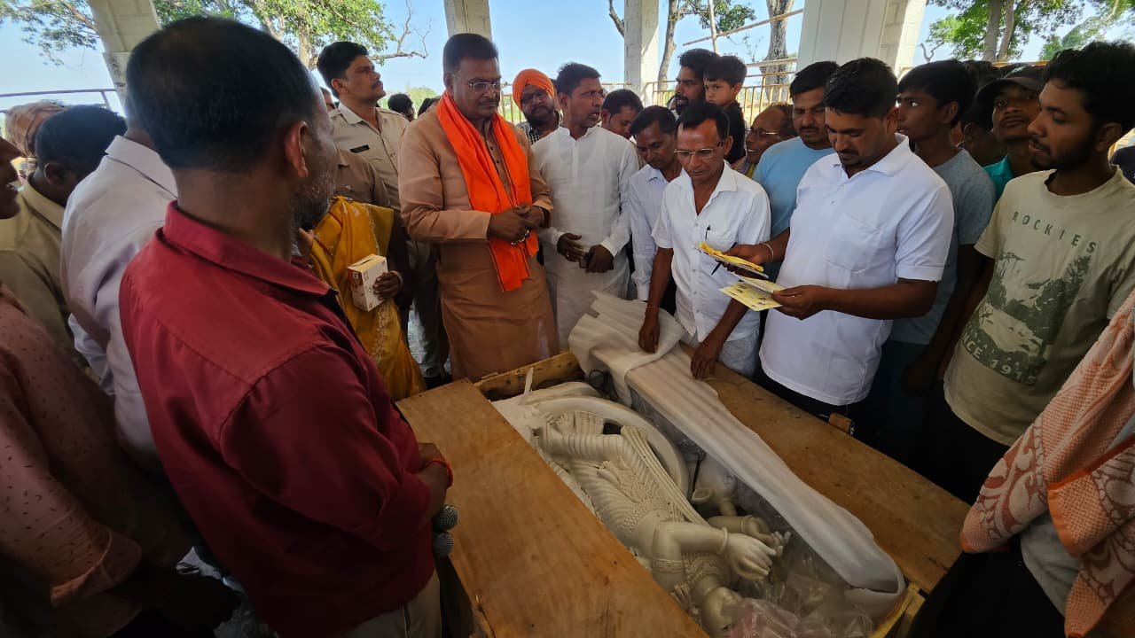 सांसद मनीष जायसवाल पहुंचे उकरीद गांव,नवनिर्मित राधा- कृष्ण मंदिर का किया निरीक्षण