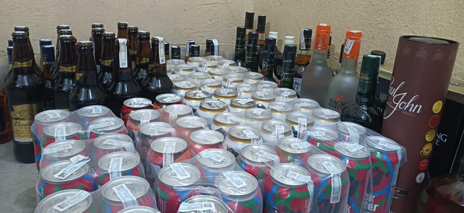 बासल पुलिस ने होटल साई रेसीडेंसी से भारी मात्रा में शराब व बियर पकड़ा