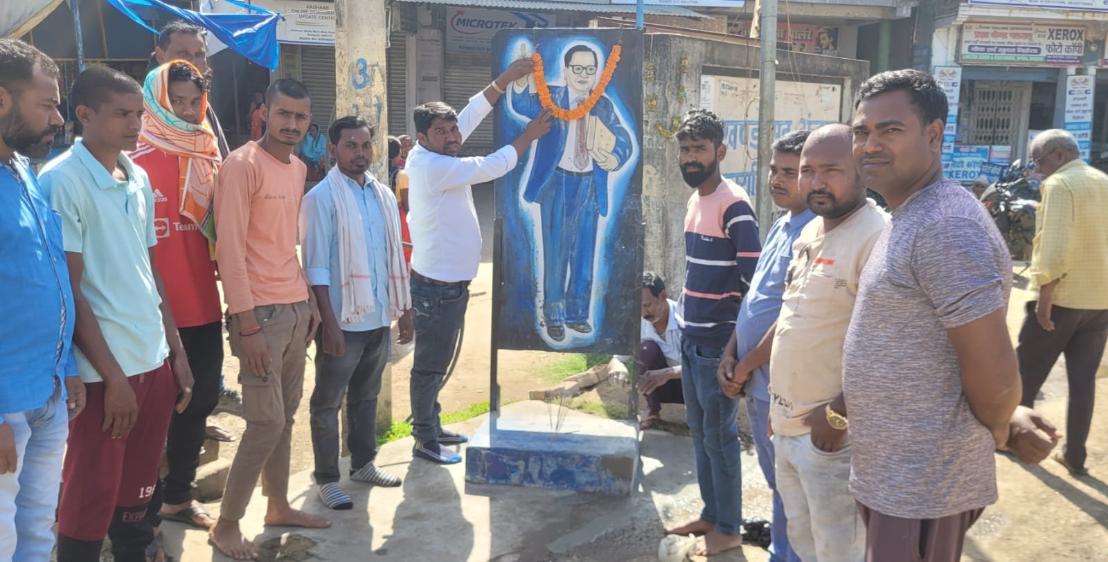 डॉ भीम राव अंबेडकर जयंती के अवसर पर भाकपा ने बाबा साहब के प्रतिमा पर माल्यार्पण किया