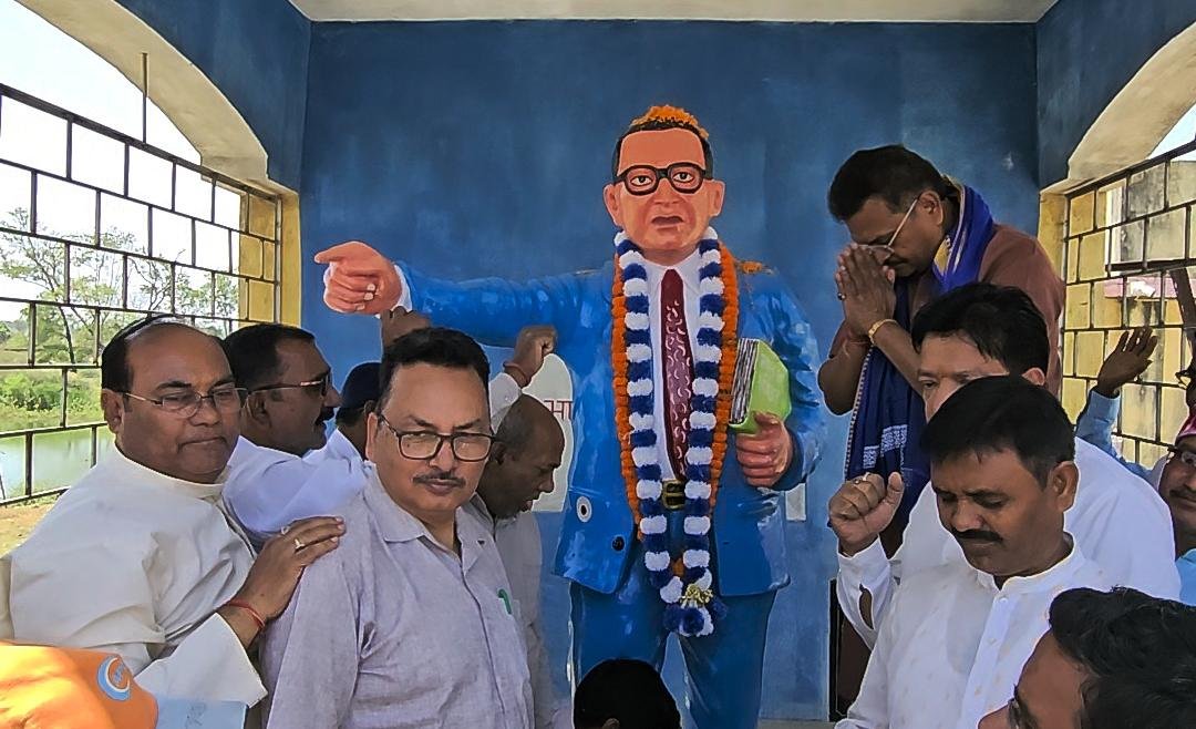 सलगांवा पंहुचे सांसद मनीष जायसवाल,बेटियों को दिया लहंगा, बाबा साहेब की प्रतिमा में किया माल्यार्पण