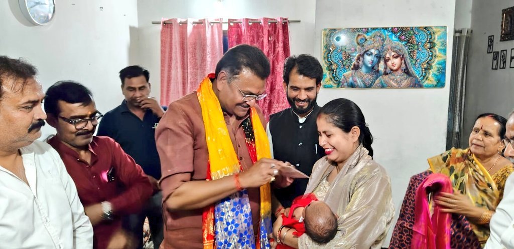 सांसद मनीष जायसवाल ने धनंजय कुमार पुटुस की पुत्री को दिया आशीर्वाद