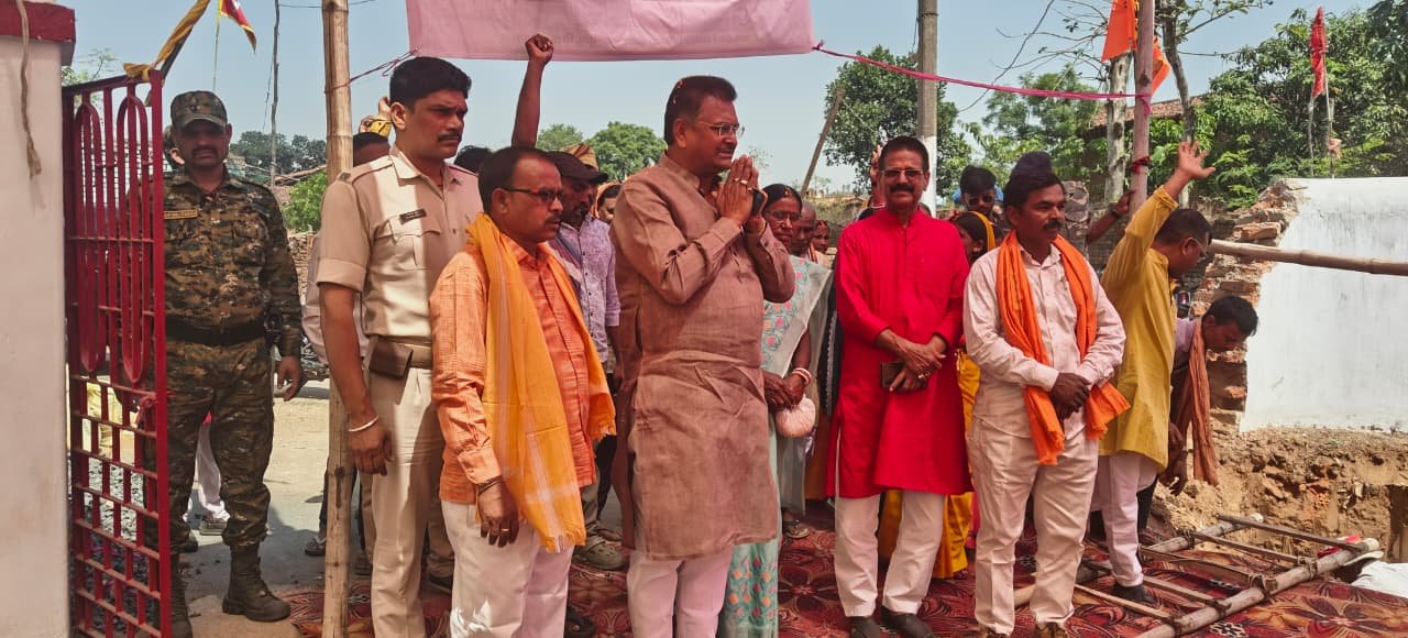 सांसद मनीष जायसवाल बासाडीह में मंदिर के भूमिपूजन में हुए शामिल
