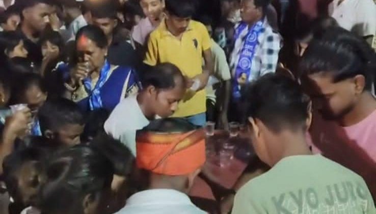 विश्व हिंदू परिषद व बजरंग दल ने अम्बेडकर जयंती पर लगाया सेवा शिविर, लोगों की बुझाई पियास