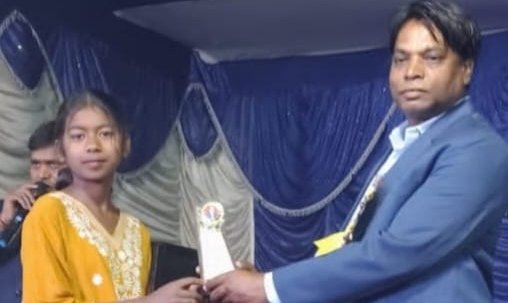 सफल छात्र छात्राओं को मेडल देकर किया गया सम्मानित