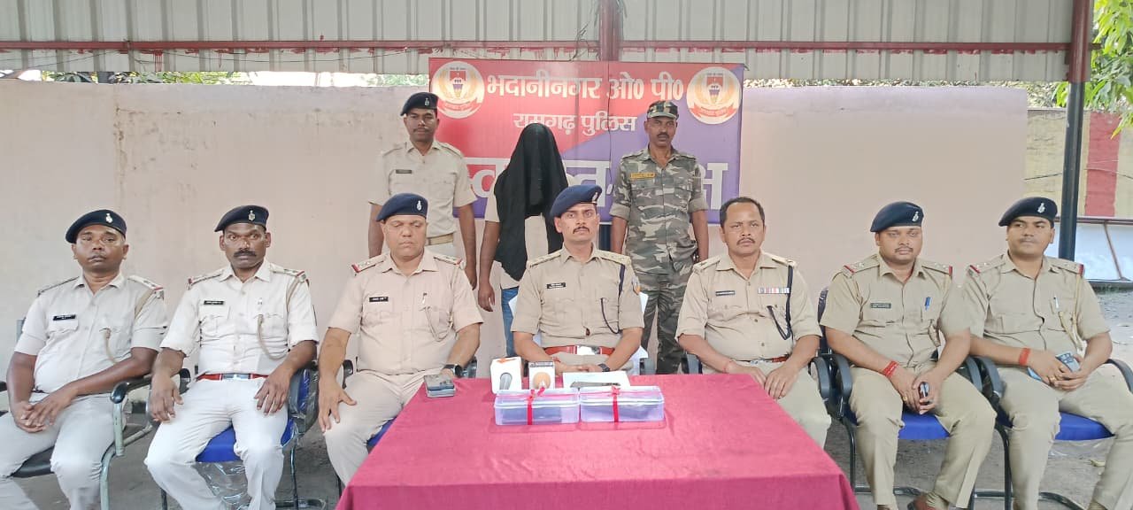 रामगढ़:भदानीनगर पुलिस ने हथियार के साथ एक अपराधी को किया गिरफतार