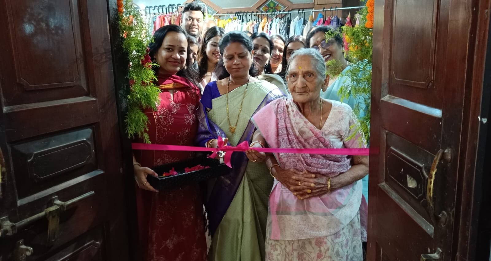 नवेली फैशन एन डेकोर बुटीक का हुआ उद्घाटन