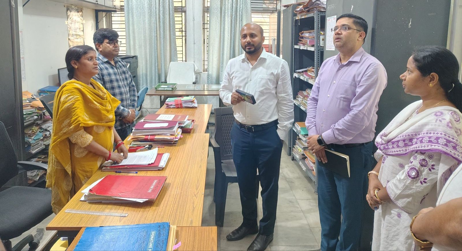 जिला समाहरणालय स्थित विभिन्न कार्यालयों का उपायुक्त ने किया औचक निरीक्षण