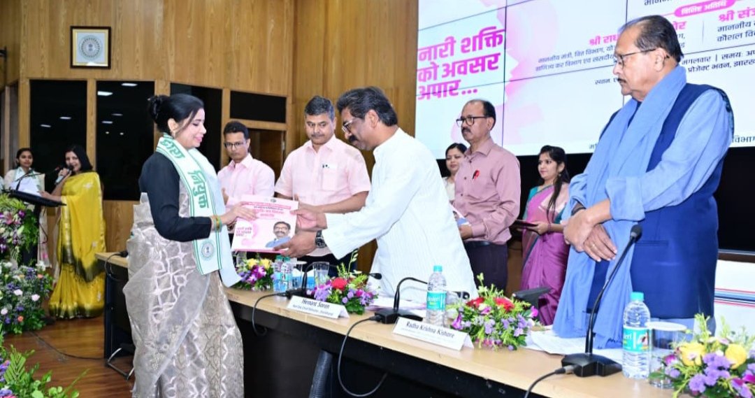 नव नियुक्त बाल विकास परियोजना पदाधिकारी एवं महिला पर्यवेक्षिकाओं का नियुक्ति पत्र वितरण समारोह में सम्मिलित हुए मुख्यमंत्री