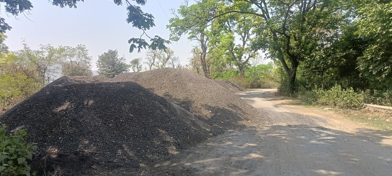 देवरिया की सड़क पर फेंके जा रहे फैक्ट्रियों के छाई,आधी सड़क जाम