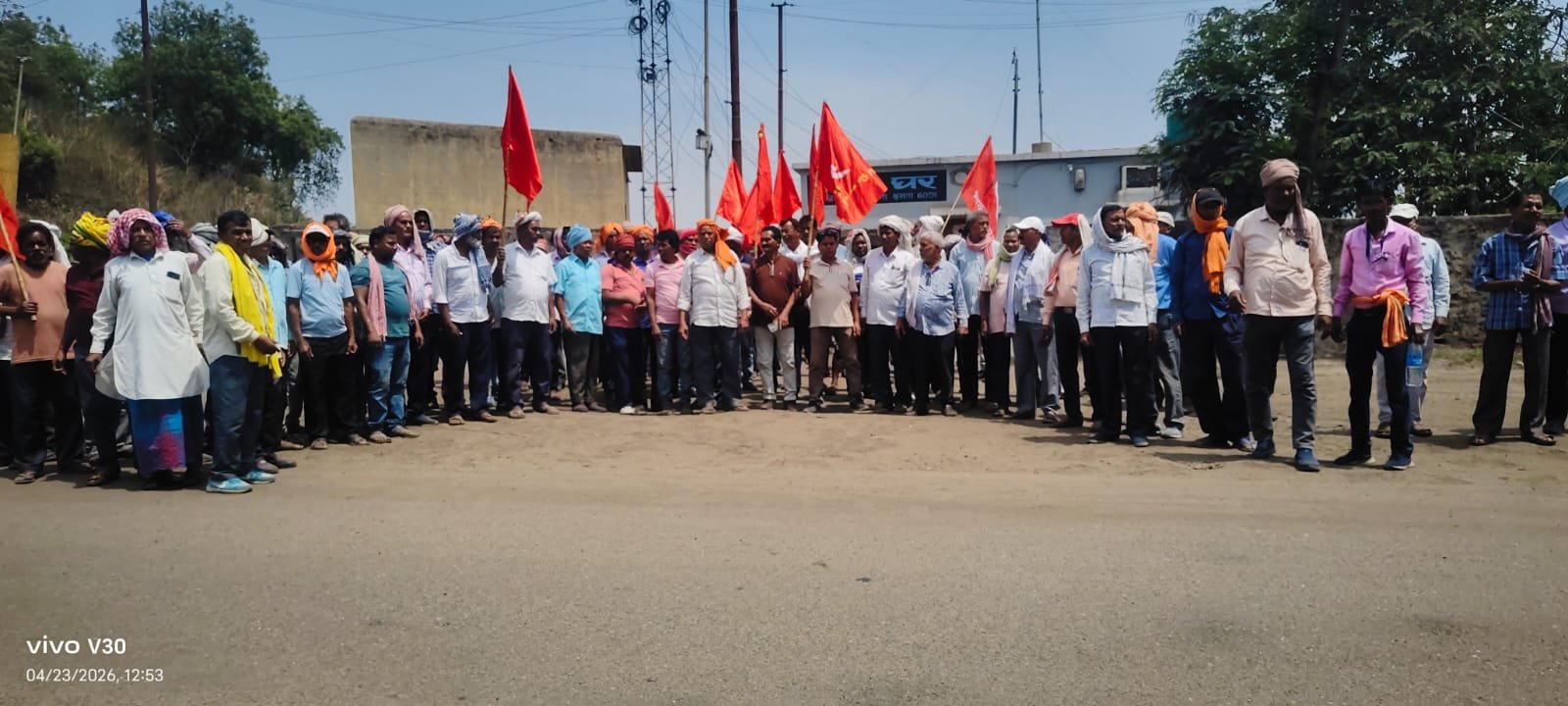 248 दंगल के मजदूर अपनी मांगों को लेकर आंदोलन पर बैठे