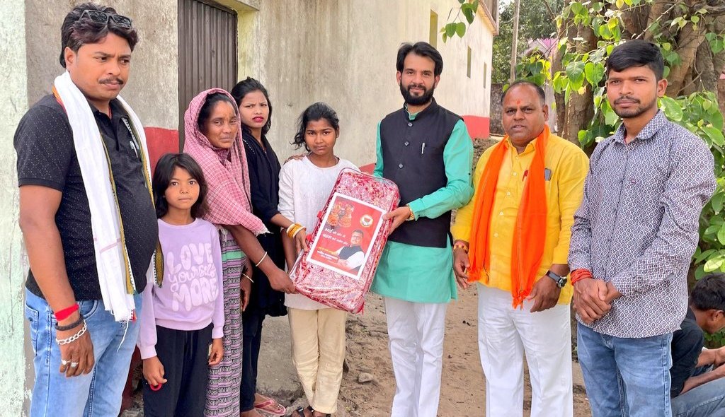 गरीब परिवार की बेटी की शादी में सहयोग, सांसद मनीष जायसवाल के माध्यम से लहंगा उपलब्ध कराया गया